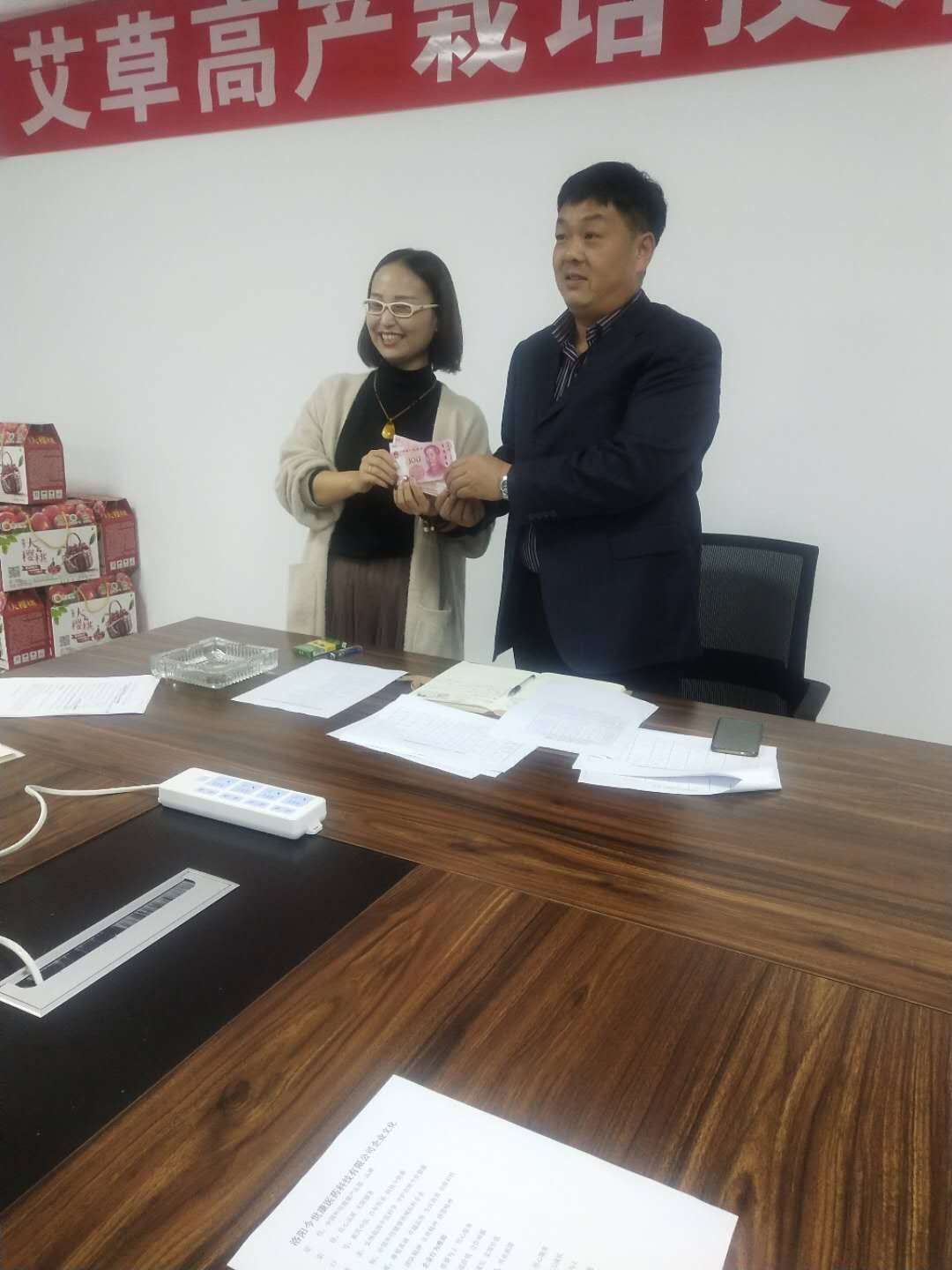 今世康9月份銷售冠軍白玉潔頒獎(jiǎng)現(xiàn)場 今世康9月份銷售冠軍白玉潔頒獎(jiǎng)現(xiàn)場