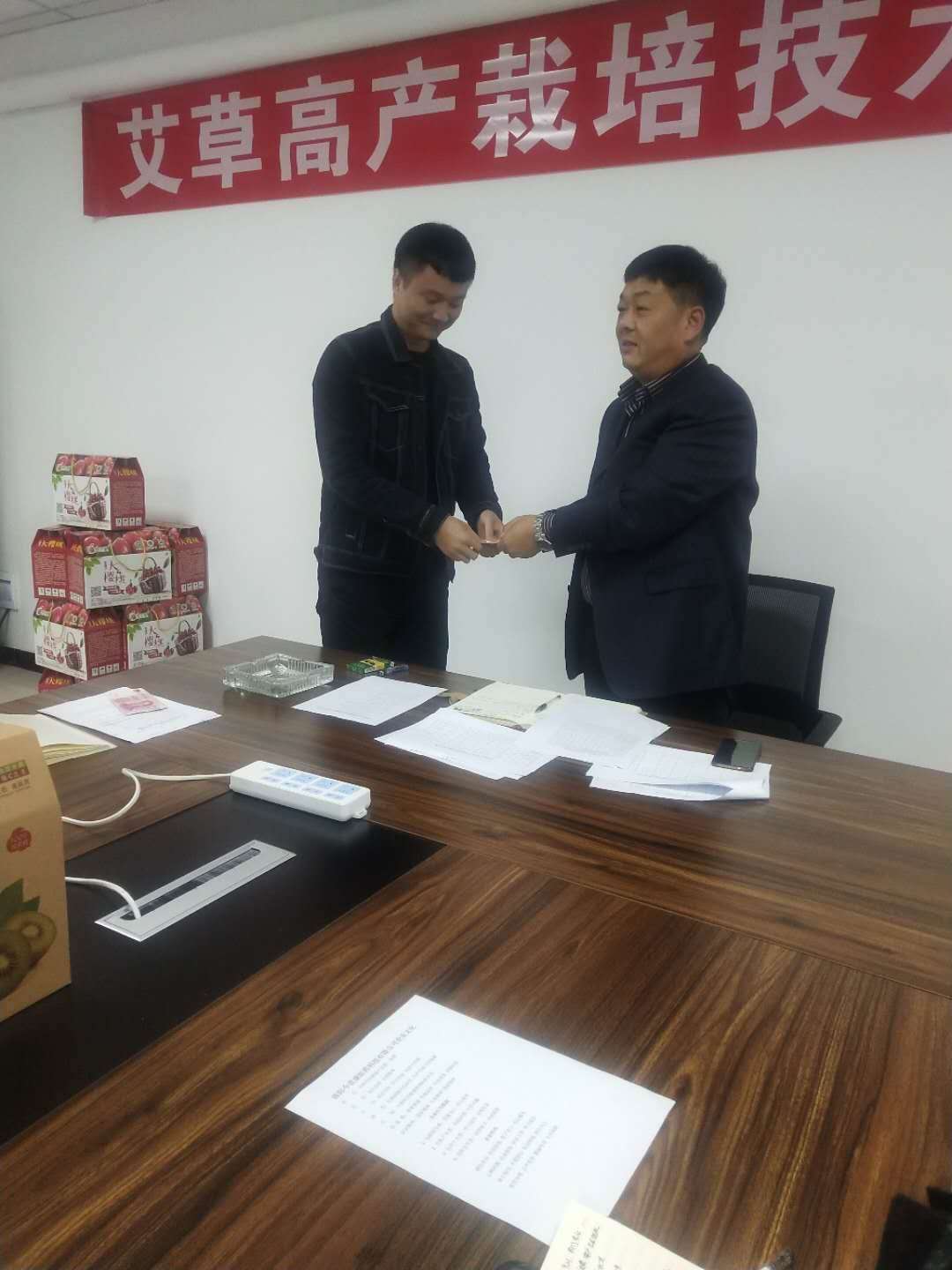 今世康9月份銷售亞軍崔國梁頒獎(jiǎng)現(xiàn)場 今世康9月份銷售亞軍崔國梁頒獎(jiǎng)現(xiàn)場